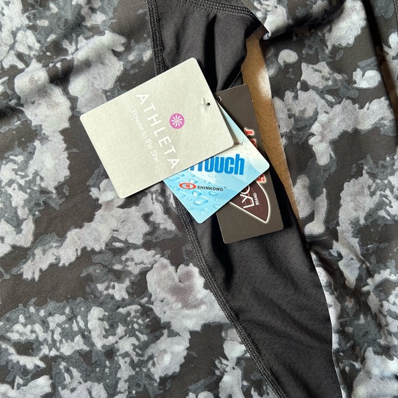 Athleta Runaway Top Black Long Sleeve Lycra Large NWT Workout Running Gym - Picture 4 of 7